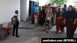Aşgabadyň döwlet dükanyndan şeker satyn alýan ýaşaýjylar. Arhiwden alnan surat