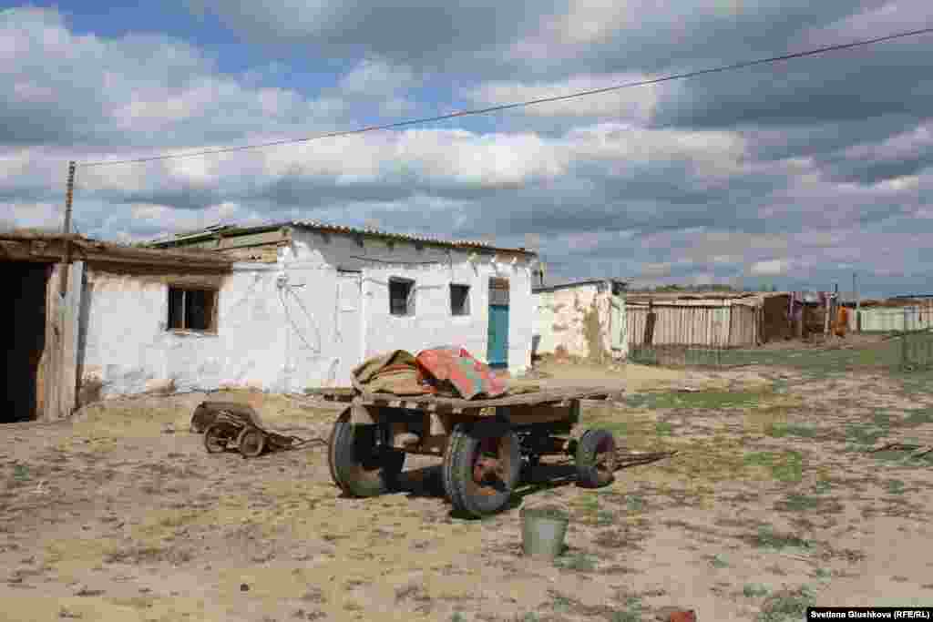 Жители аула Кабырга рассказывают, что в их районе этой весной находили предметы, по их мнению отколовшиеся от ракеты-носителя "Протон".&nbsp;