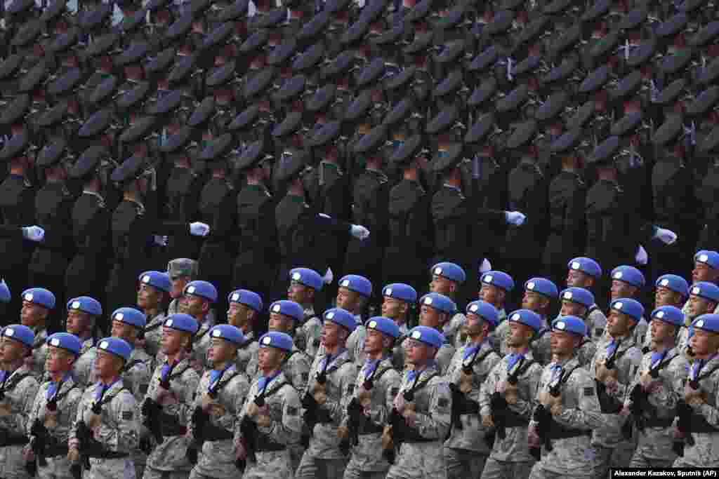 Ushtarë kinezë gjatë parakalimit në paradë.