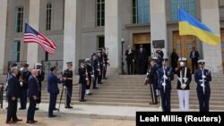 عکس آرشیف: دیدار صدراعظم اوکراین با وزیر دفاع ایالات متحده که به تاریخ ۲۱ اپریل امسال در واشنگتن صورت گرفت. 