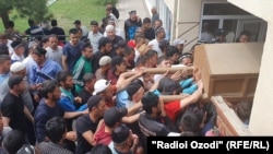 В Исфаре прошли похороны жертв конфликта на таджикско-кыргызской границе