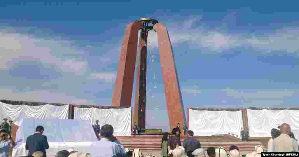 2016-жылдын баш оона жана аяк оона айларында кыргызстандыктар 1916-жылкы улуттук боштондук көтөрүлүштүн 100 жылдыгына арналган эскерүү жөрөлгөлөрүн өткөрүүнү улантышты. "Ата-Бейитте". 02.9.2016.&nbsp;