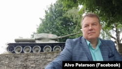 Aivo Peterson pozează în fața unui monument din epoca sovietică (Sursă: pagina personală de Facebook)