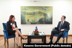 Takimi konsultues mes kreut të LVV-së, Albin Kurti, dhe kryetares të Partisë së Re Demokratike, Emilija Rexhepi.