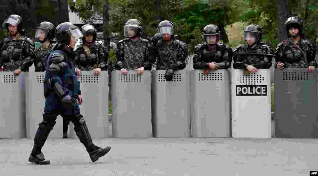 Нұр-Сұлтандағы "Жастар" сарайы маңында тұрған арнайы жасақ. 10 маусым 2019 жыл.