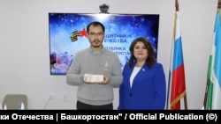 Тимур Пралиев (слева) после вручения ему в Уфе удостоверения ветерана боевых действий. В посте на странице «Защитники Отечества | Башкортостан» во «ВКонтакте» он указан как «бывший сотрудник» ЧВК «Вагнер»
