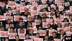 Poslanici i članovi glavne opozicione Demokratske partije drže plakate na kojima piše "Jun Suk Jeol treba da podnese ostavku" na mitingu protiv južnokorejskog predsednika u Nacionalnoj skupštini u Seulu, 4. decembra 2024.