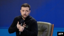 Președintele Ucrainei, Volodimir Zelenski, vorbește în timpul unei conferințe de presă la Forumul „Ucraina. Anul 2025”, la Kiev, pe 23 februarie 2025.