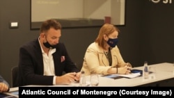 Predsjednik Atlantskog saveza u Crnoj Gori Savo Kentera i američka ambasadorka Džudi Rajsing Reinke tokom predstavljanja izvještaja u Podgorici 28. jula