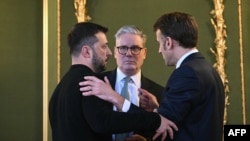 Украинанын президенти Владимир Зеленский Франциянын президенти Эммануэл Макрон жана Британиянын өкмөт башчысы Кир Стармер менен Лондондо. 2-март, 2025-жыл.
