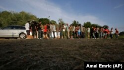 Izbjeglice i migranti u Velikoj Kladuši čekaju u redu za hranu