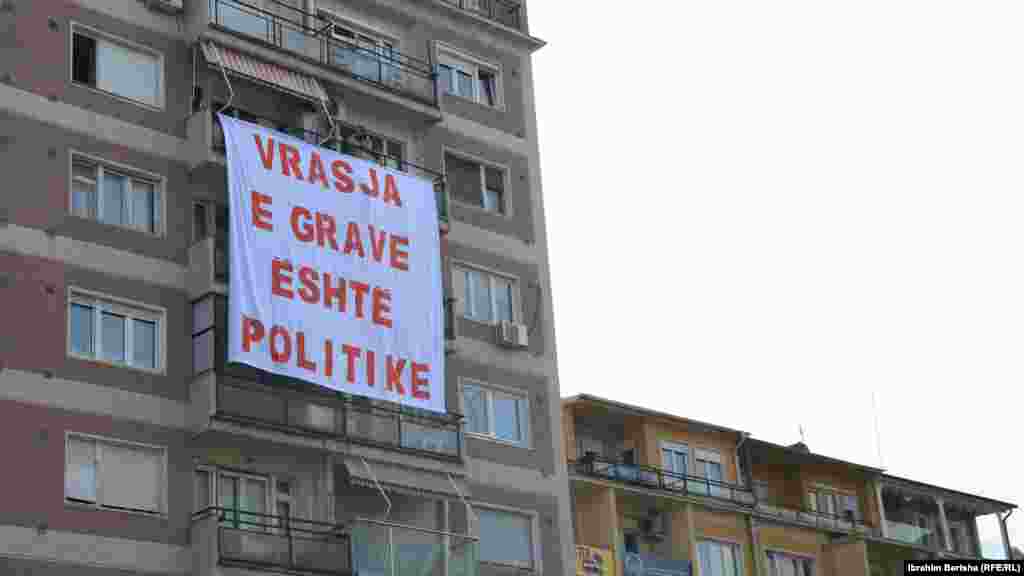 "Vrasja e grave është politike", shkruan në këtë pano të vendosur në një ndërtesë në Prishtinë. Në Kosovë, vitet e fundit është rritur numri i rasteve të dhunës ndaj grave, ku disa raste kanë përfunduar me fatalitet.&nbsp;