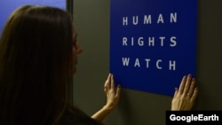 На стене — логотип международной правозащитной организации Human Rights Watch (HRW).