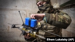 Un soldat ucrainean din Brigada 71 Jaeger pregătește o dronă FPV pe linia frontului, lângă Avdiivka, regiunea Donețk, Ucraina, vineri, 22 martie 2024. (AP Photo/Efrem Lukatsky)