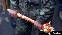 Пророссийский активист и его необычное вооружение. Луганск, 29 апреля