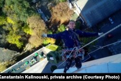 Канстанцін падчас выкананьня прац на вышыні. Фота з прыватнага архіву