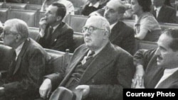 Садри Максуди (уртада)