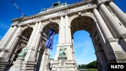 Steagul NATO a fost arborat la Arcul de Triumf din Parcul Cinquantenaire din Bruxelles din 11 până în 15 iunie, cu prilejul summit-ului Alianței.