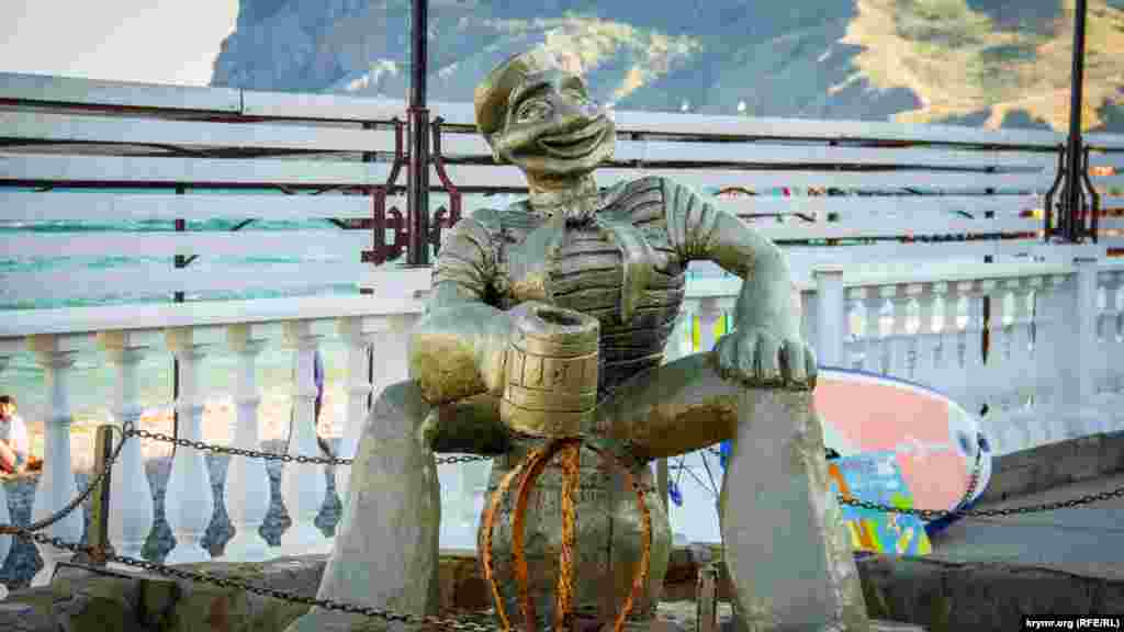 Пам'ятник-фонтан &laquo;мультяшному&raquo; моряку Папаю поки що захований за ланцюгом і не працює