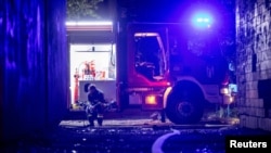 Рятувальник відпочиває після гасіння пожежі, що виникла внаслідок російського удару, Київ, 4 травня 2025 року