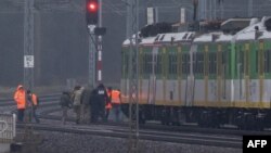 Investigatorii polonezi examinează liniile de cale ferată distruse în urma unui presupus act de sabotaj, 17 noiembrie 2025