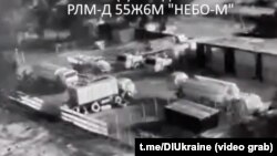 Ураження радіолокаційного комплексу «Небо-М» на мисі Тарханкут в анексованому Криму. Скріншот відео ГУР МОУ