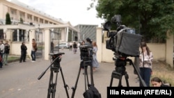 გადაღება შესაძლებელია მხოლოდ ეზოს გარეთ.