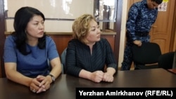 Қазақстанның бұрынғы білім және ғылым вице-министрі Эльмира Суханбердиева (оң жақта) сот залында. Нұр-Сұлтан, 10 шілде, 2019 жыл.  