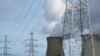 Fumul se ridică deasupra centralei nucleare de la Doel, Belgia 