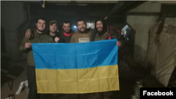 Морпех Максим Полупанов на «Азовстали» с украинскими военными. Максим - крайний справа. Из личного архива Полупанова