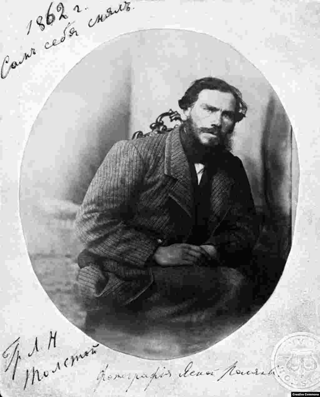 Толстой в 1862 году. Через год после того, как была сделана эта фотография, писатель начал работу над романом-эпопеей &laquo;Война и мир&raquo;, для завершения которого ему потребовалось шесть лет