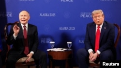 Володимир Путін (ліворуч) реагує на запитання про війну в Україні від іноземних журналістів під час церемонії фотографування з президентом США Дональдом Трампом в Анкориджі, штат Аляска, 15 серпня 2025 року