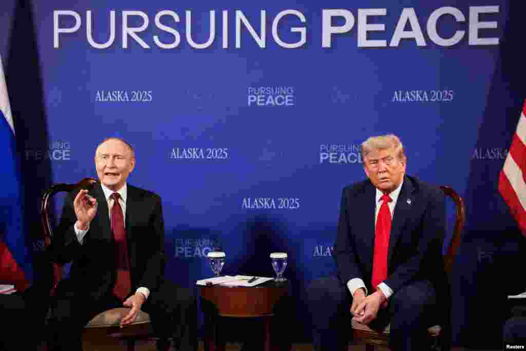 Володимир Путін реагує на запитання про війну в Україні від іноземних журналістів під час церемонії фотографування в Анкориджі, штат Аляска. Президенти США і Росії 15 серпня почали тут переговори спрямовані, за словами американського лідера, на припинення бойових дій РФ в Україні