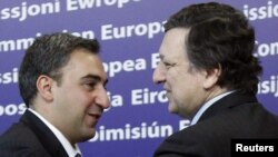 Міністр закордонних справ Ніка Ґілаурі (зліва) і президент Європейської комісії Жозе Мануель Баррозу. Брюссель, 17 березня 2010 року
