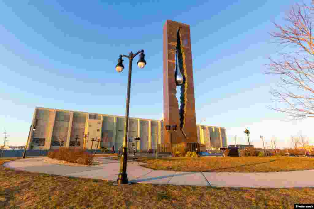 „გლოვის ცრემლი“ - აშშ, ნიუ-ჯერსი (2006 წ.). ეძღვნება 2001 წლის 11 სექტემბრის ტერორისტული თავდასხმების მსხვერპლთა ხსოვნას.