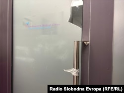 Zaključana vrata zatvorene sarajevske klinike nakon inspekcijske kontrole, 5. novembra 2025.