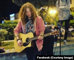 დავით ხომერიკი უკრავს თავისუფლების მოედანზე, თბილისის საკრებულოს წინ.