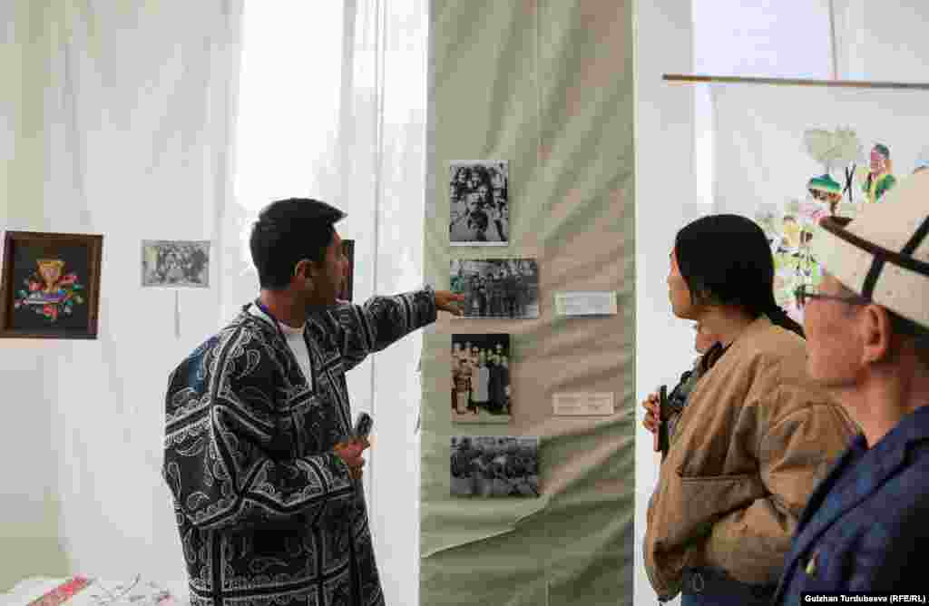 &ldquo;Биздин чөлкөмгө дайыма сырттан баа берилип, &ldquo;Борбор Азия&rdquo;, &ldquo;Орто Азия&rdquo; деп аталып келди. Жакында эле Түркия дагы &ldquo;Түркстан&rdquo; деген аталышты сунуштады. Андыктан биз, ушул аймактын изилдөөчүлөрү, өзүбүздү кандай көрөрүбүздү, кандай жалпы баалуулуктарыбыз бар экенин өзүбүздүн призма менен карап, талкуулап алалы дедик", - дейт&nbsp;Эсимде&rdquo; изилдөө аянтчасынын жетекчиси Элмира Ногойбаева.&nbsp;Көргөзмөгө тогуз изилдөөчү, сүрөтчүнүн эмгектери коюлган.&nbsp;