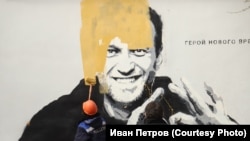 Сотрудники компании "Россети" закрашивают граффити с Навальным 