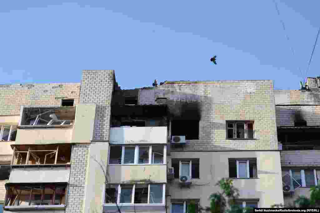 Дах постраждалої внаслідок пожежі через удар РФ по Києву багатоповерхівки в Оболонському районі столиці, 4 травня 2025 року