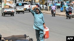 د اپرېل پر ۲۱مه د پاکستان په تر ټولو لوی ښار کراچۍ کې يو کس له ګرمۍ څخه د ځان ژغورنې لپاره پر سر څادر اچولی دی.