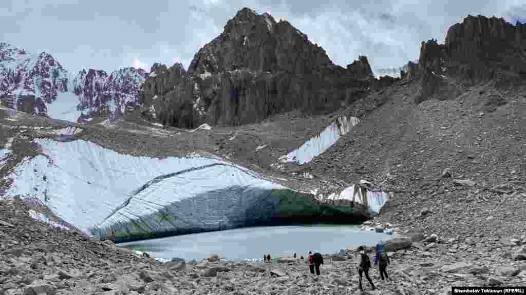 Эл арасында бул көлдү "Мугалим" деп атап коюшат. Себеби, көлдүн үстүндө 4500 метр бийиктикте Мугалим чокусу жайгашкан. Бишкектеги турфирмалар бул жерге саякат уюштурушат. Баасы 1000 сомдун тегерегинде. Көп жылдан бери барып жүргөндөр көлдүн үстүндөгү мөңгү азайып жатканын айтышты.&nbsp;