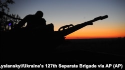 Військовослужбовець 127-ї окремої бригади ТрО ЗСУ поблизу Харкова готовий відкривати вогонь по російських безпілотниках, 24 травня 2025 року