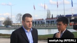 Шота Утиашвили "Азаттыктын" кабарчысы Жанар Акаевдин суроолоруна жооп берүүдө. Тбилиси, 28-апрель.