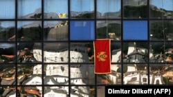 Odraz crkve na fasadi zgrade u Podgorici