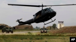 Un elicopter al armatei Georgiei în timpul manevrelor din 2015 la Vaziani, lângă Tbilisi.