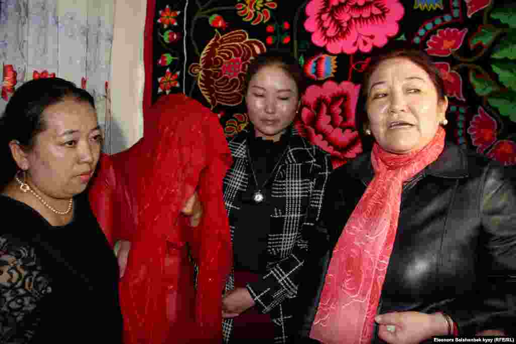 "кыз жыргаар жерине ыйлап барат..."