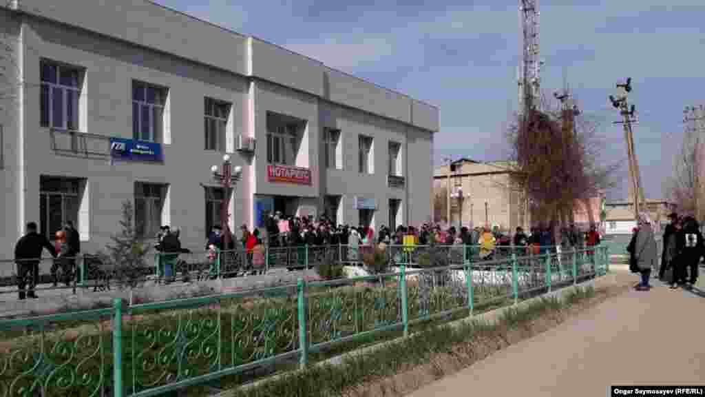 "Қазпошта" бөлімшесі алдындағы кезек. 6 сәуір 2020 жыл.