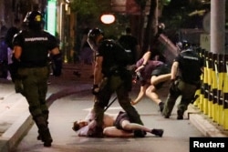 Policia serbe duke arrestuar disa protestues në Beograd më 28 qershor 2025.