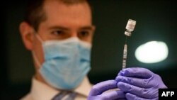 дополнителна доза треба да се даде осум месеци по втората доза